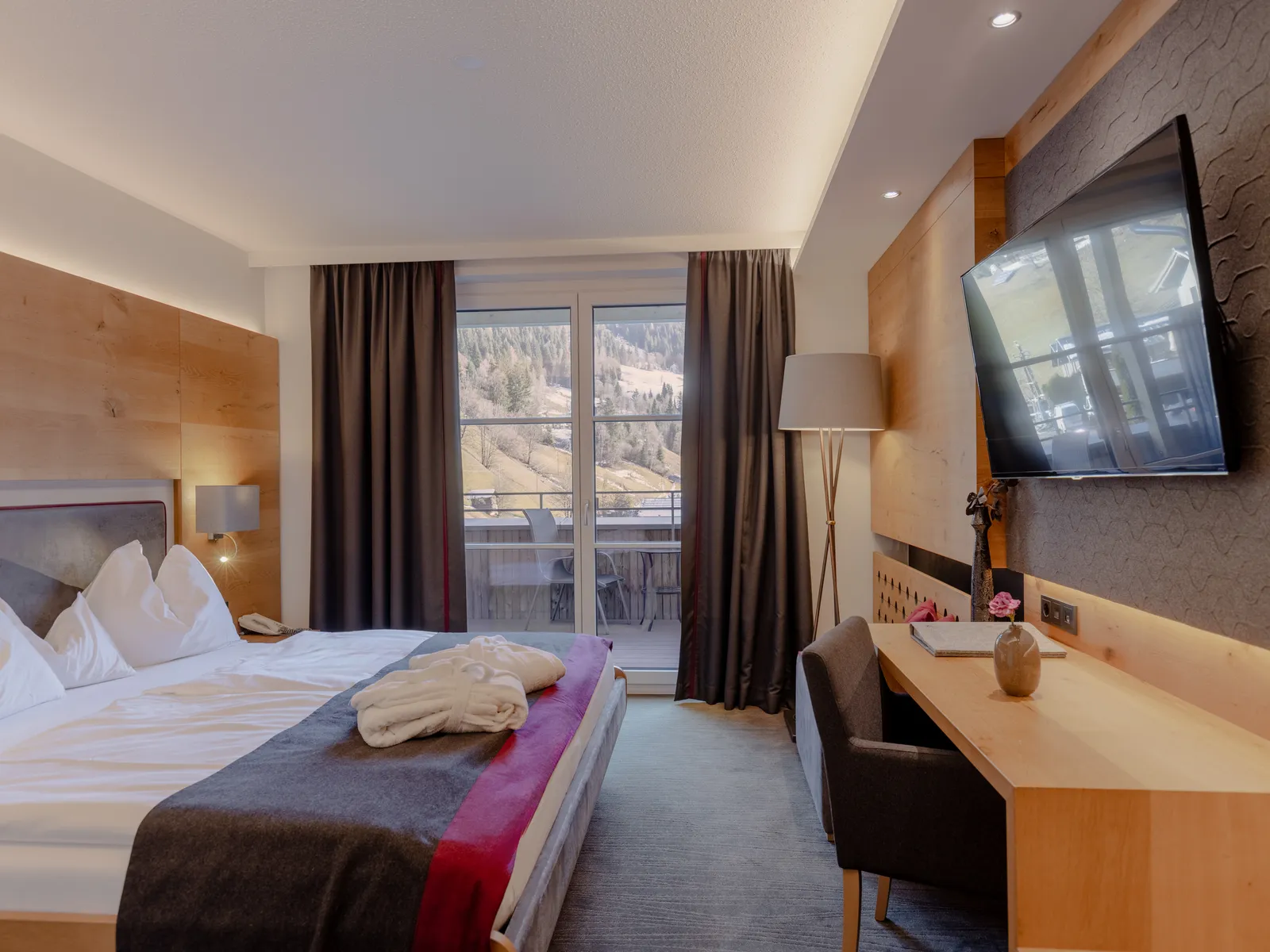 Modernes Hotelzimmer mit Balkon und Bergblick