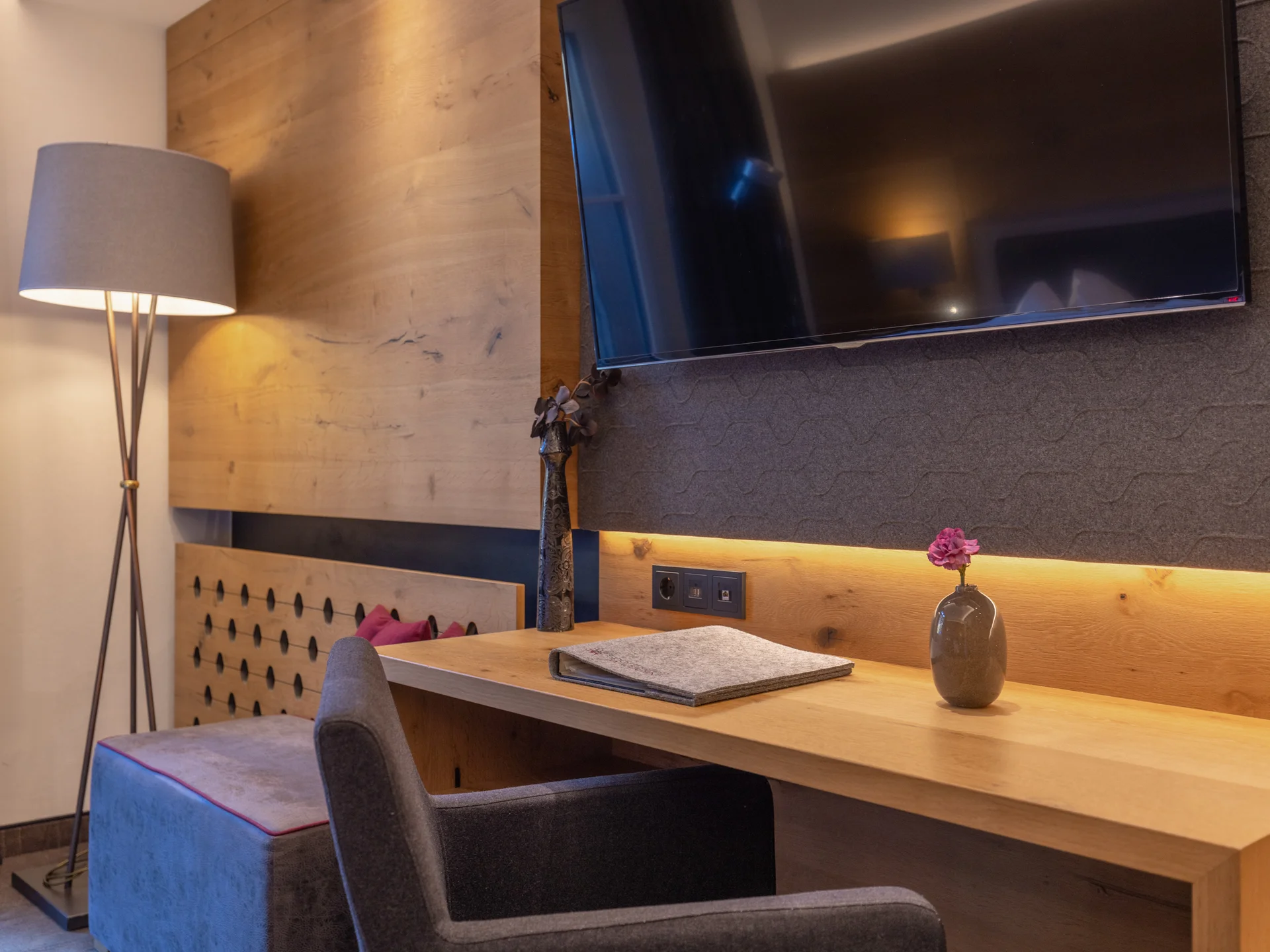 Modernes Hotelzimmer mit Schreibtisch und Wandfernseher