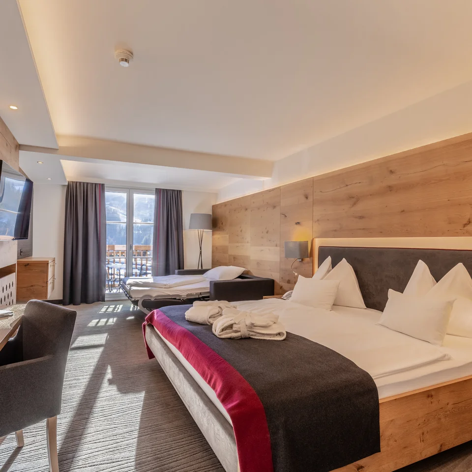 Modernes Hotelzimmer mit Balkonblick auf verschneite Berge