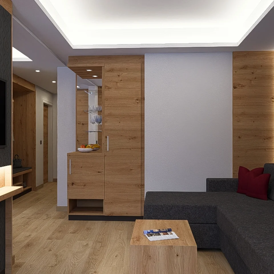 Stilvolles Hotelzimmer mit Holzelementen und dunklem Sofa