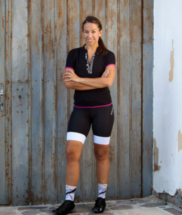 Frau im Radsporttrikot mit verschränkten Armen