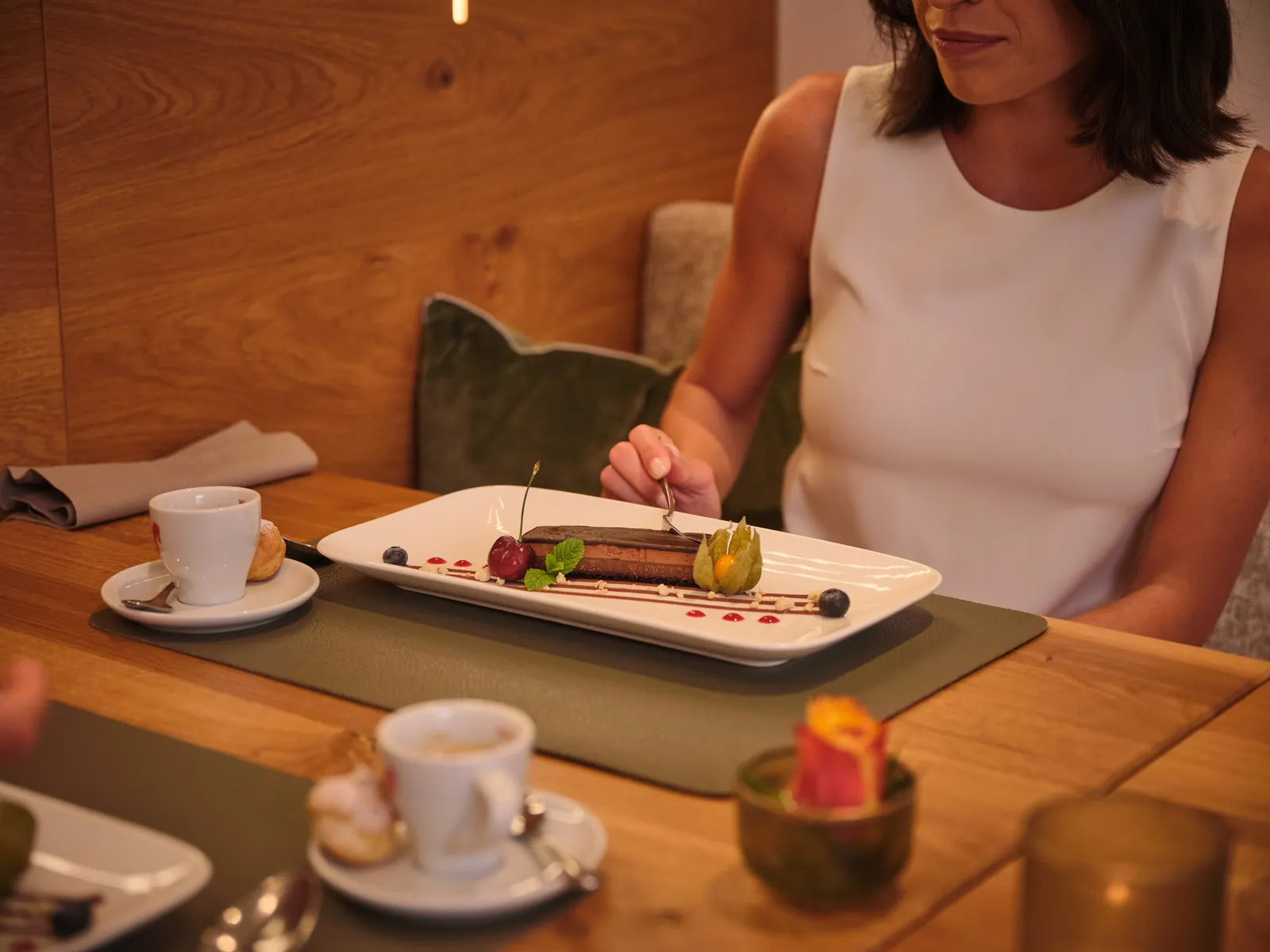 Frau isst Dessert auf einem Teller im Restaurant