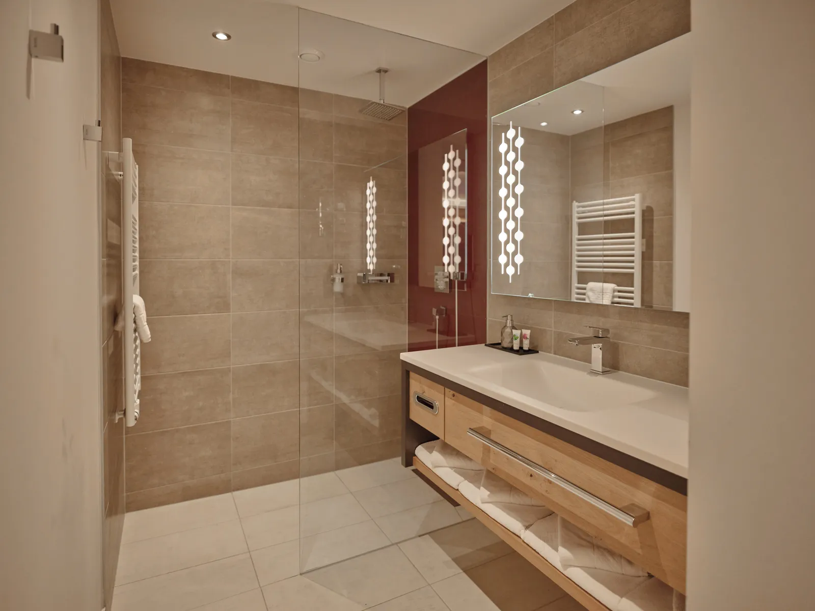 Modernes Badezimmer mit Dusche, Waschtisch und Spiegel