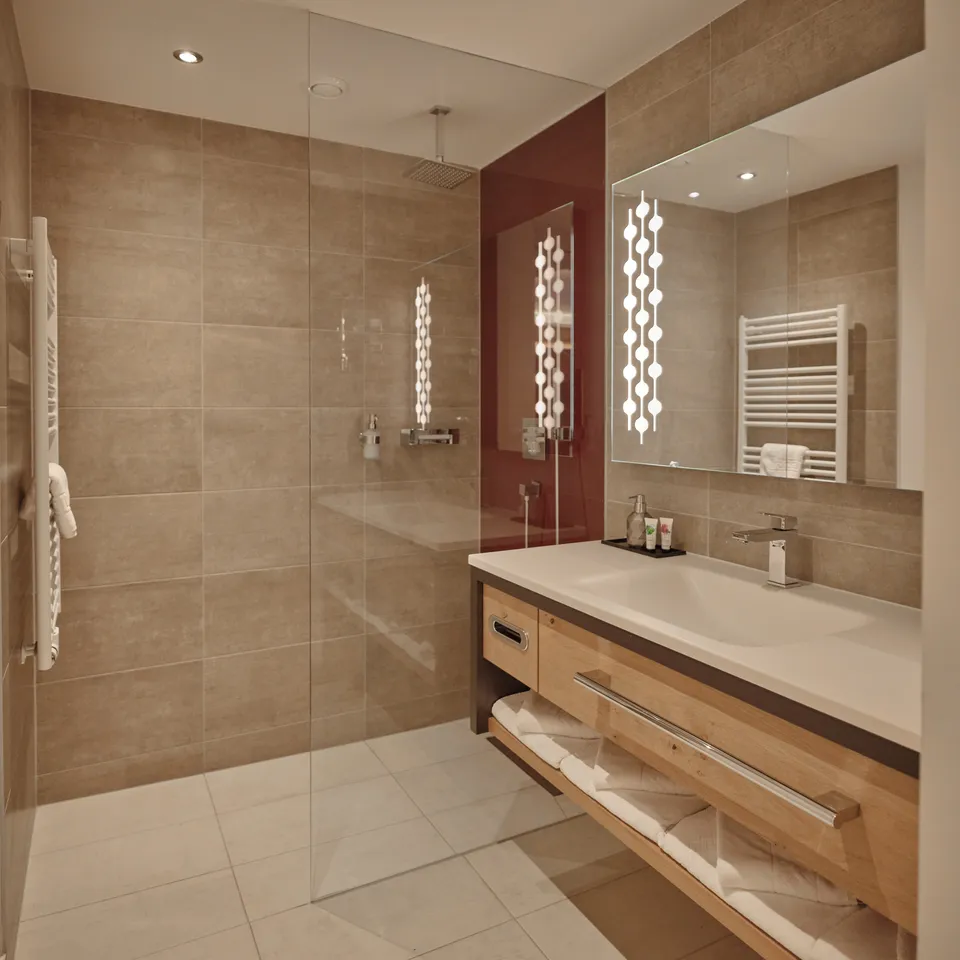 Modernes Badezimmer mit Dusche, Waschtisch und Spiegel