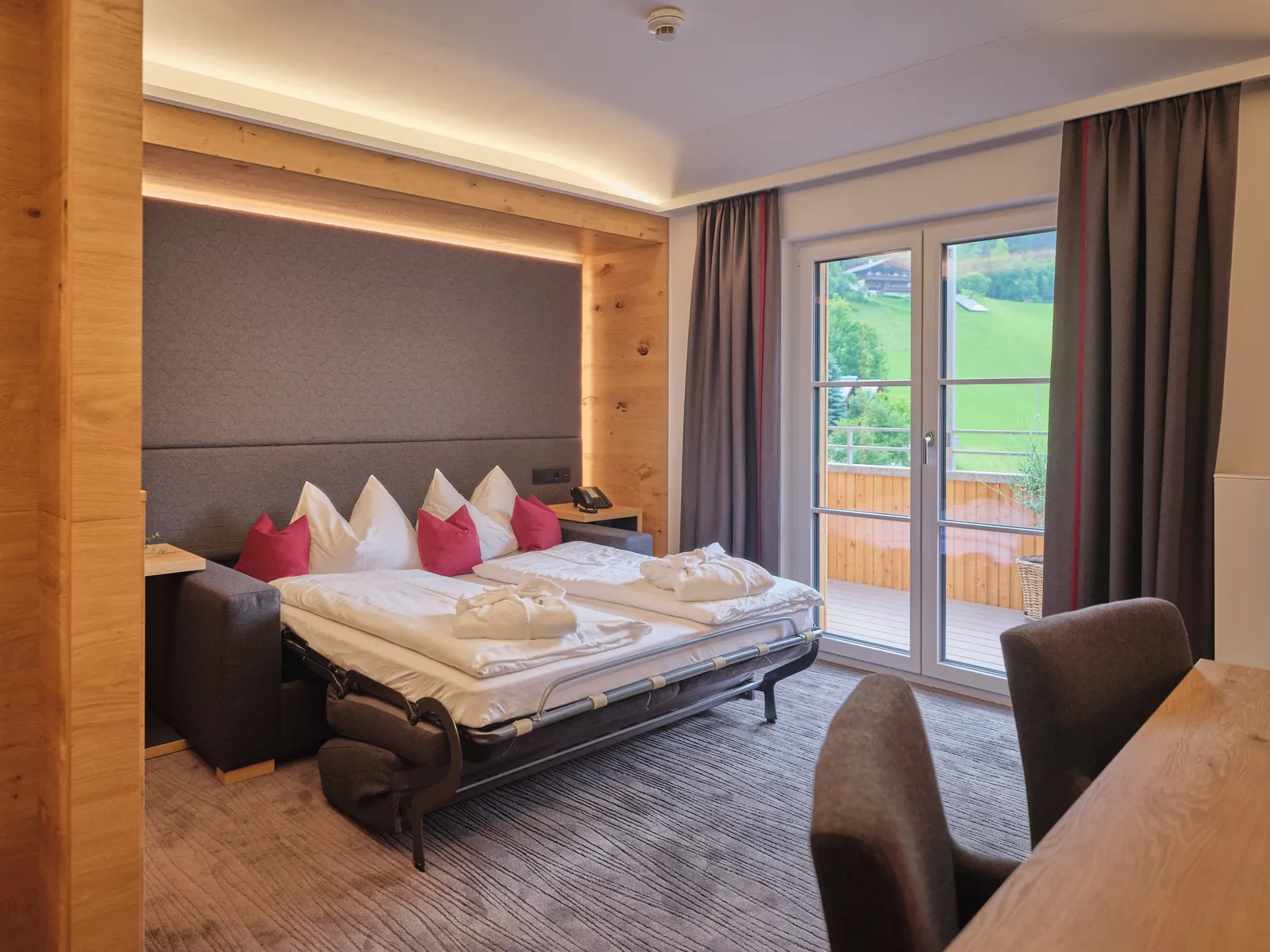 Hotelzimmer mit Doppelbett, Balkon und Blick ins Grüne
