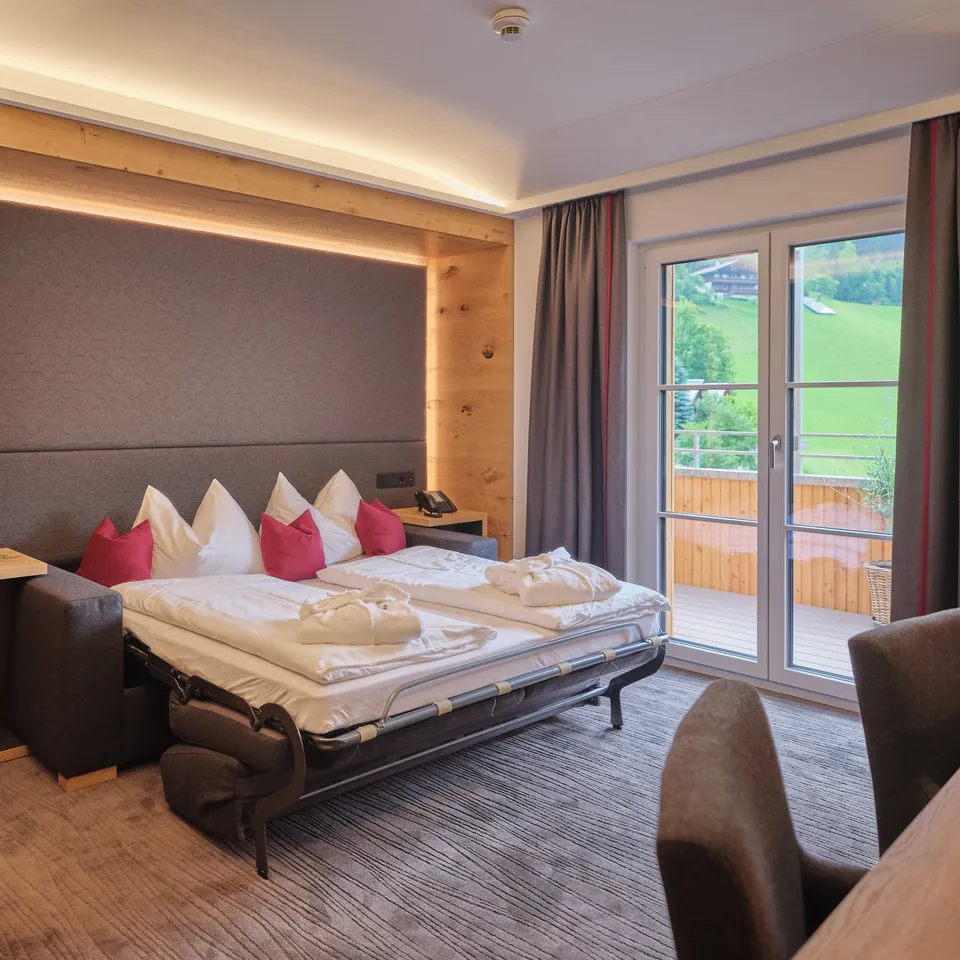 Hotelzimmer mit Doppelbett, Balkon und Blick ins Grüne