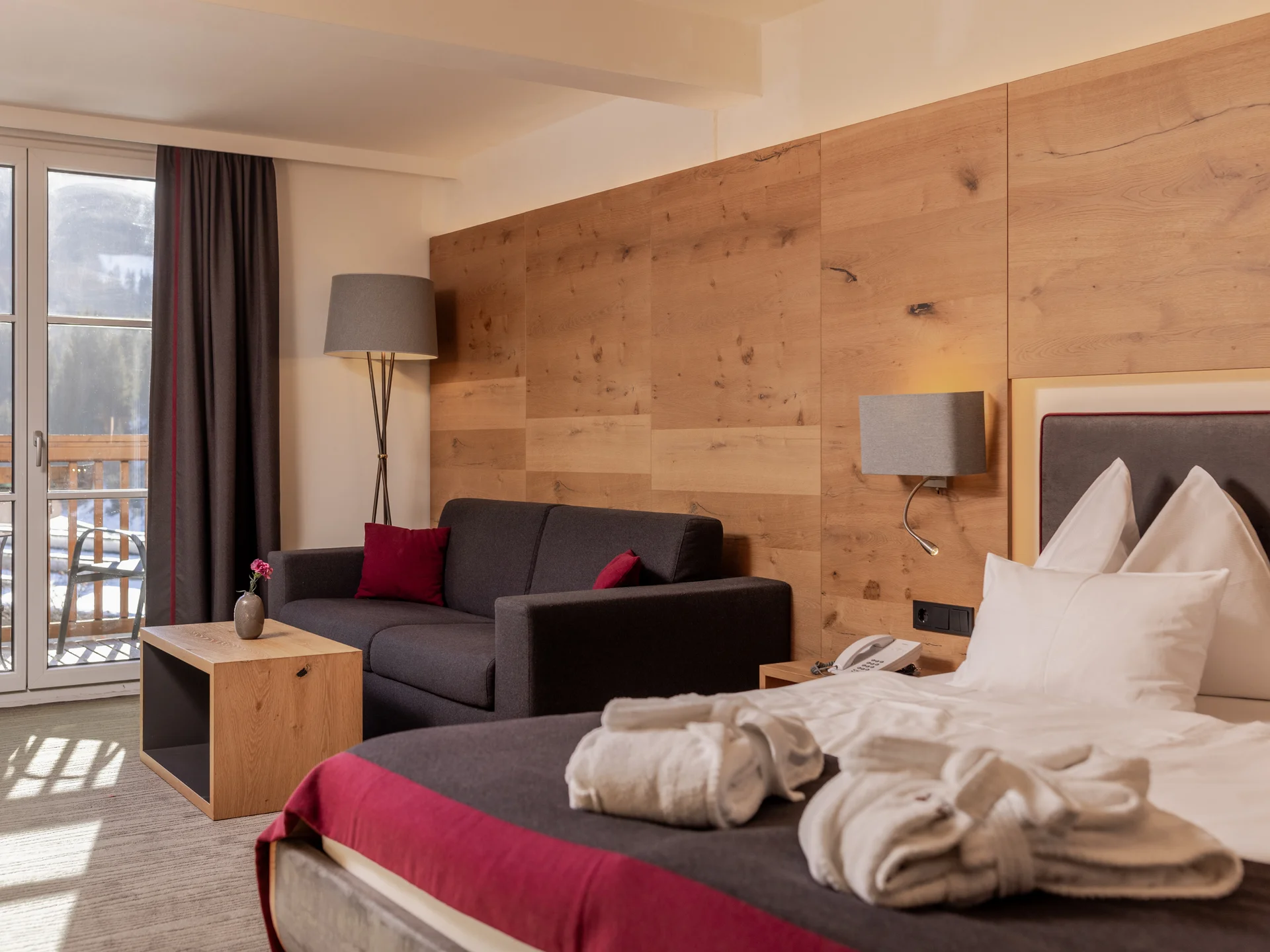 Modernes Hotelzimmer mit Balkon, Bett und Couch