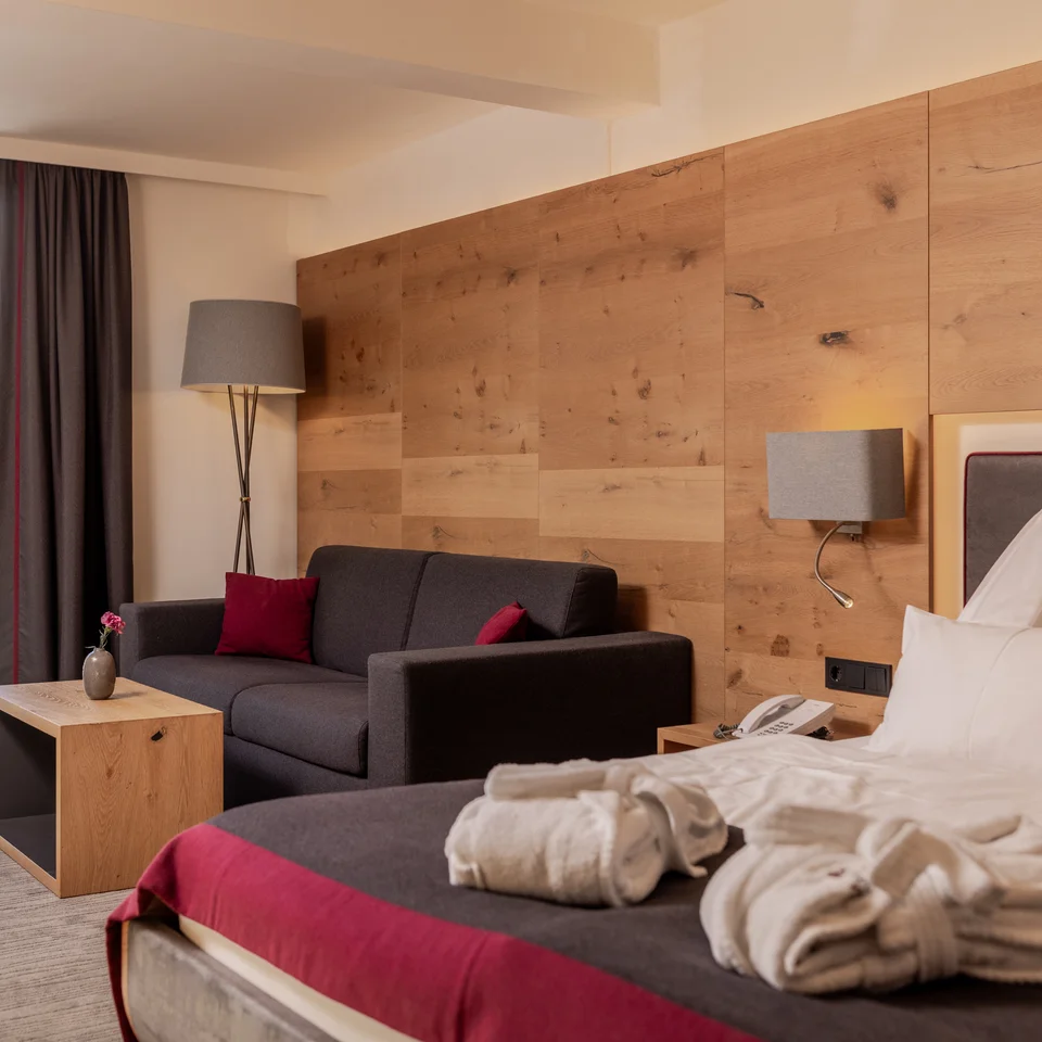 Modernes Hotelzimmer mit Balkon, Bett und Couch