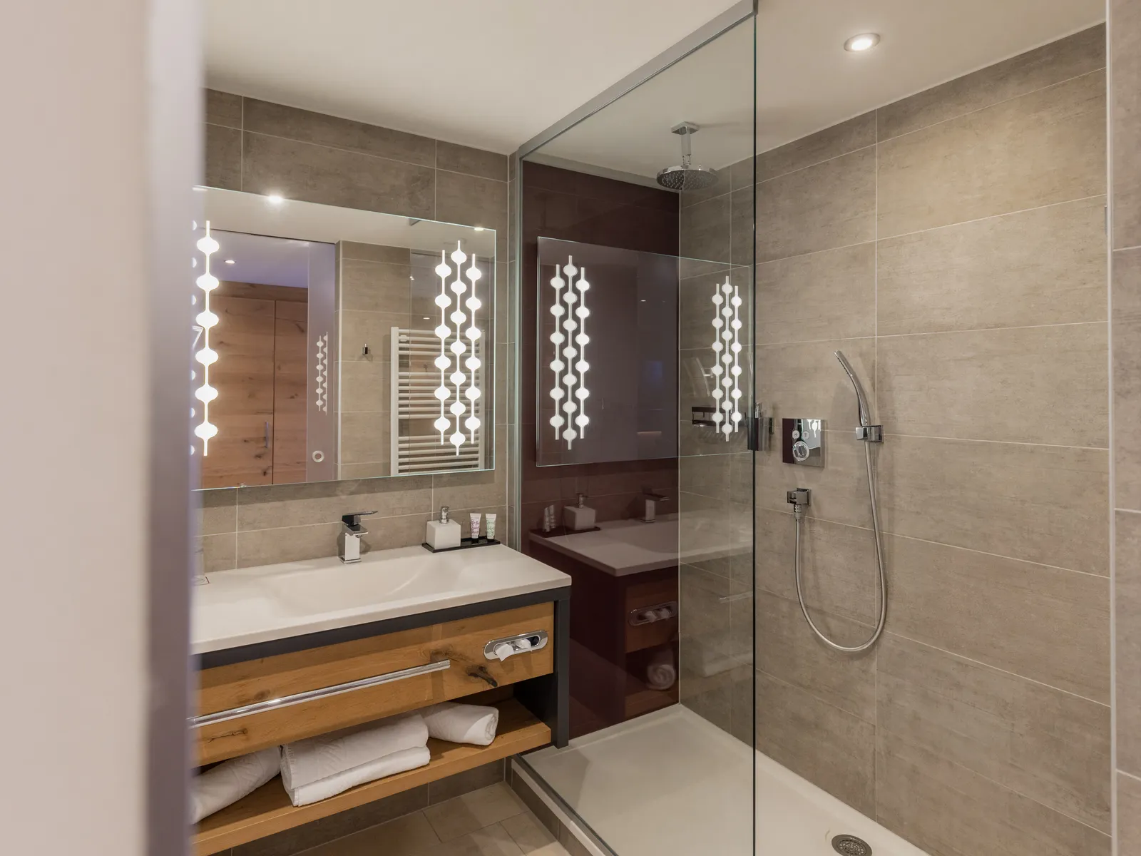 Modernes Badezimmer mit Waschbecken und Duschkabine