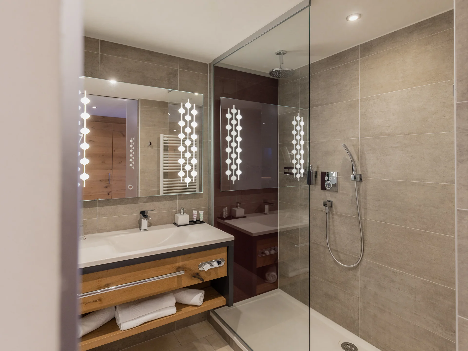 Modernes Badezimmer mit Waschbecken und Duschkabine