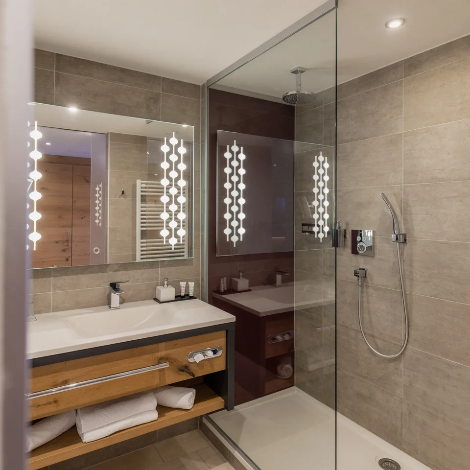 Modernes Badezimmer mit Waschbecken und Duschkabine