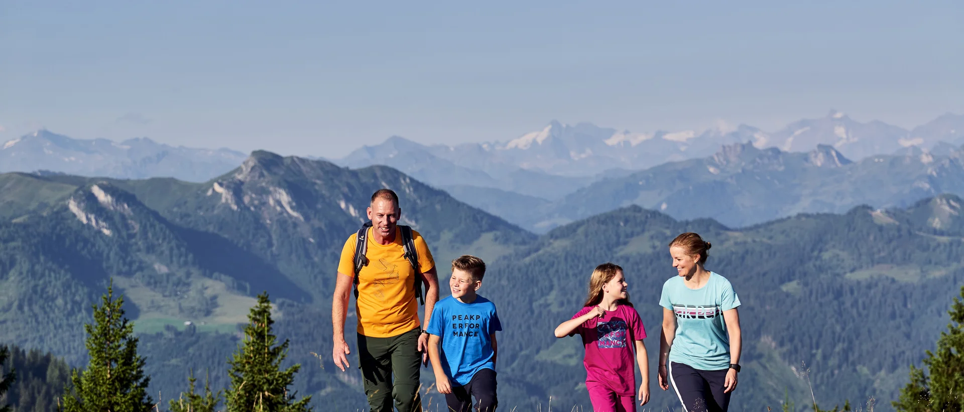 Family hiking in Wagrain-Kleinarl in front of mountain panorama
