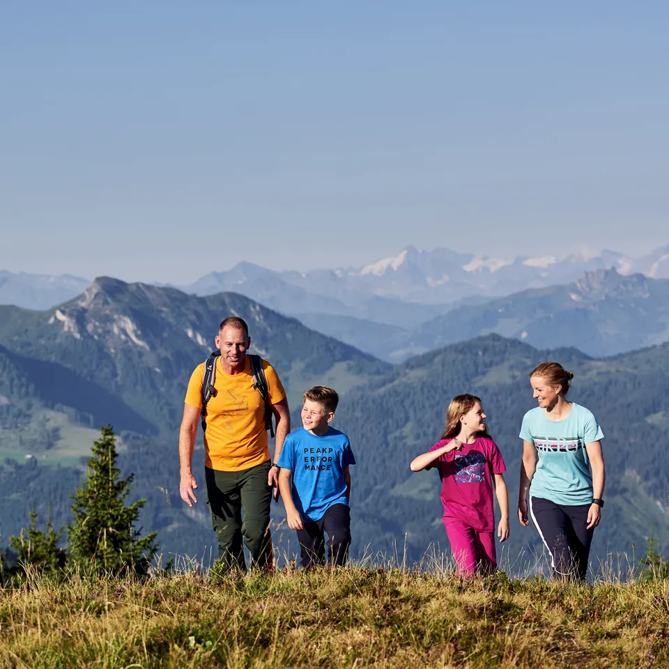 Familie wandert in Wagrain-Kleinarl vor Bergpanorama