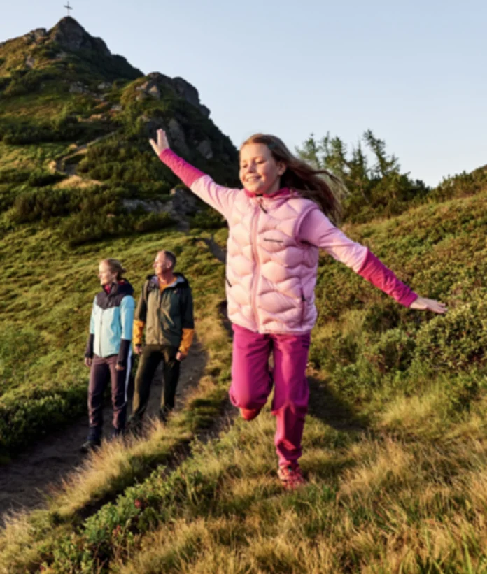 Wandernde Familie auf Bergpfad vor dem Griessenkareck in Wagrain