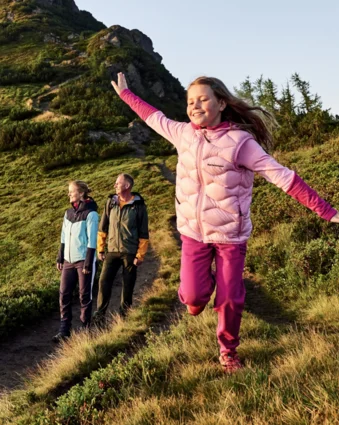 Wandernde Familie auf Bergpfad vor dem Griessenkareck in Wagrain