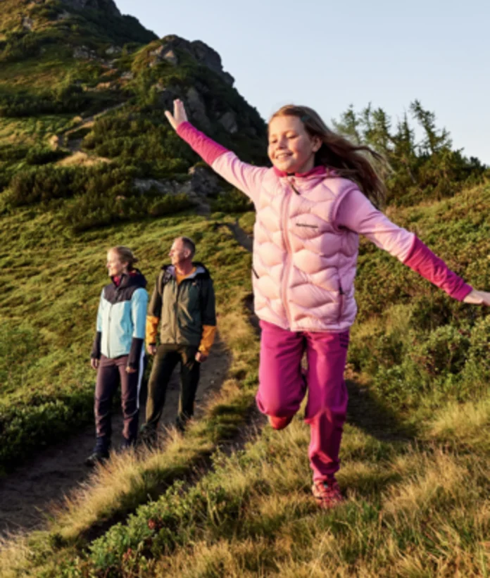 Wandernde Familie auf Bergpfad vor dem Griessenkareck in Wagrain