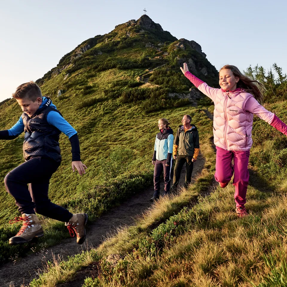 Wandernde Familie auf Bergpfad vor dem Griessenkareck in Wagrain