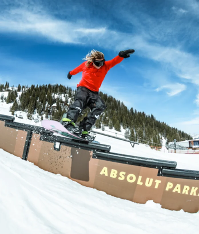 Snowboarder auf Rail im Absolut Park Flachauwinkl