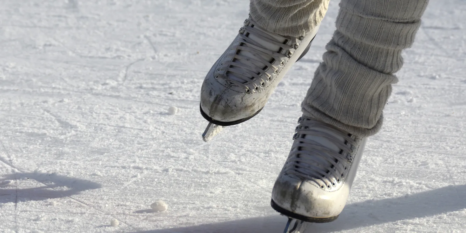 Eislaufschuhe auf Eisfläche