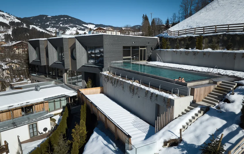 Sporthotel Wagrain mit Pool im Schnee, aufgenommen mit einer Drohne