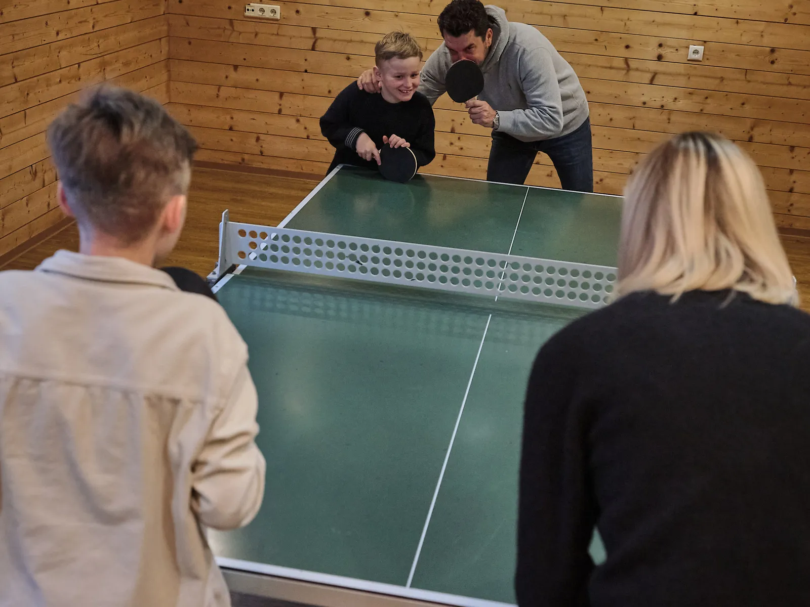 Familie spielt Tischtennis im Sporthotel Wagrain