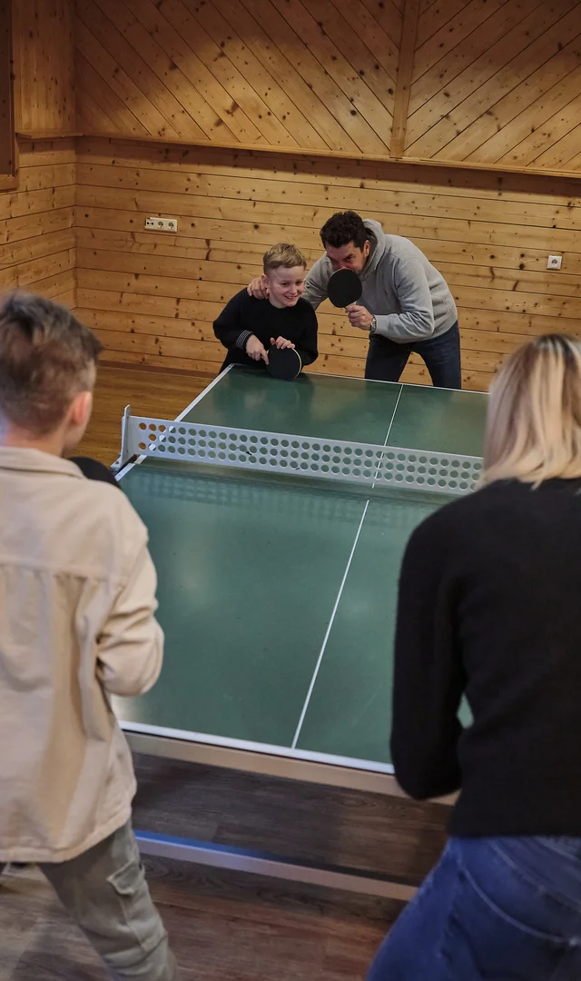 Familie spielt Tischtennis im Sporthotel Wagrain